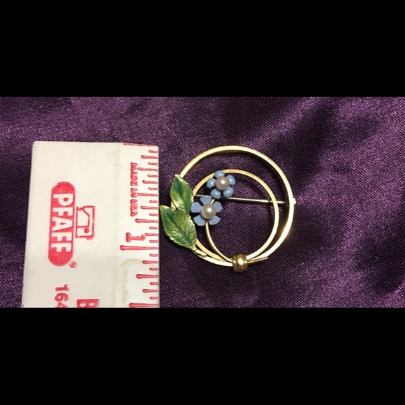 Dainty vintage flower brooch enamel faux pearl - Picture 3 of 3